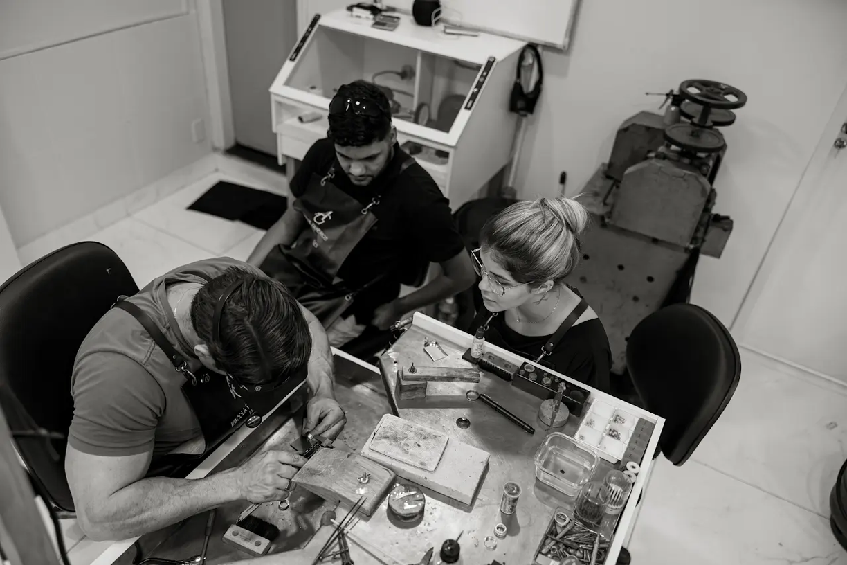 Alunos trabalhando na oficina da Lindyse